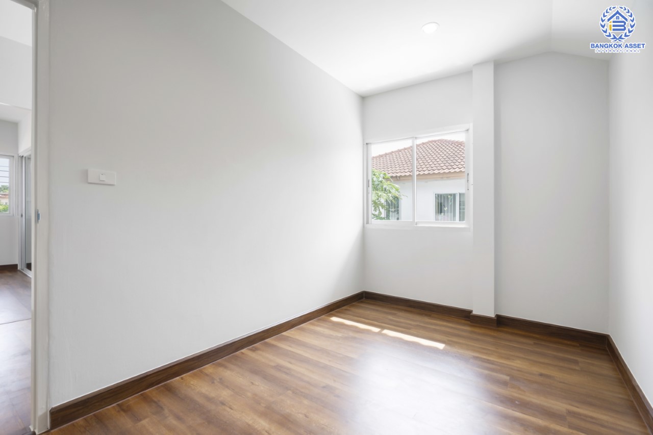 บ้านมือสองตกแต่งใหม่ ม.ศุภาลัยวิลล์ วงแหวน-รัตนาธิเบศร์ เนื้อที่ 54 ตร.ว. ฟังก์ชันจัดเต็ม 4 ห้องนอน 2 ห้องน้ำ 3 ที่จอดรถ ตอบโจทย์ทุกการเข้าอยู่ บนทำเลเดินทางสะดวก ใกล้ ถ.กาญจนาภิเษก เซ็นทรัลเวสต์เกต และรถไฟฟ้า "สถานีคลองบางไผ่